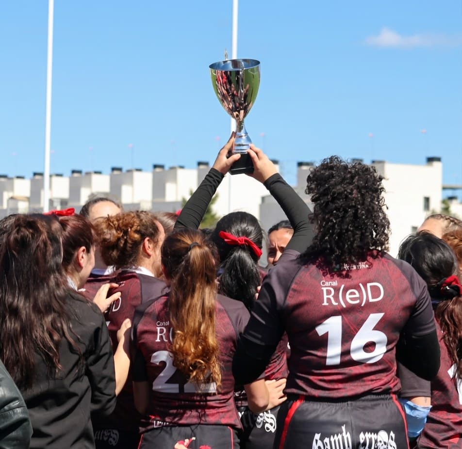 Jugadoras del Vallecas Rugby Unión levantando un trofeo
