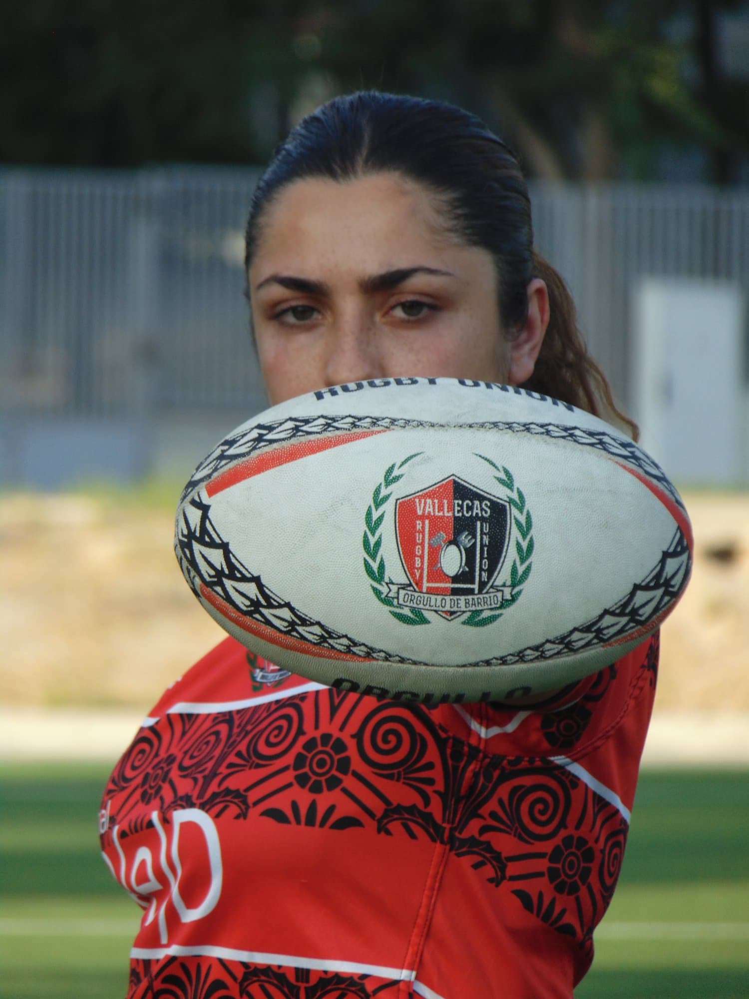 Niños y jóvenes jugadores de rugby en el campo del Vallecas Rugby Union durante entrenamiento