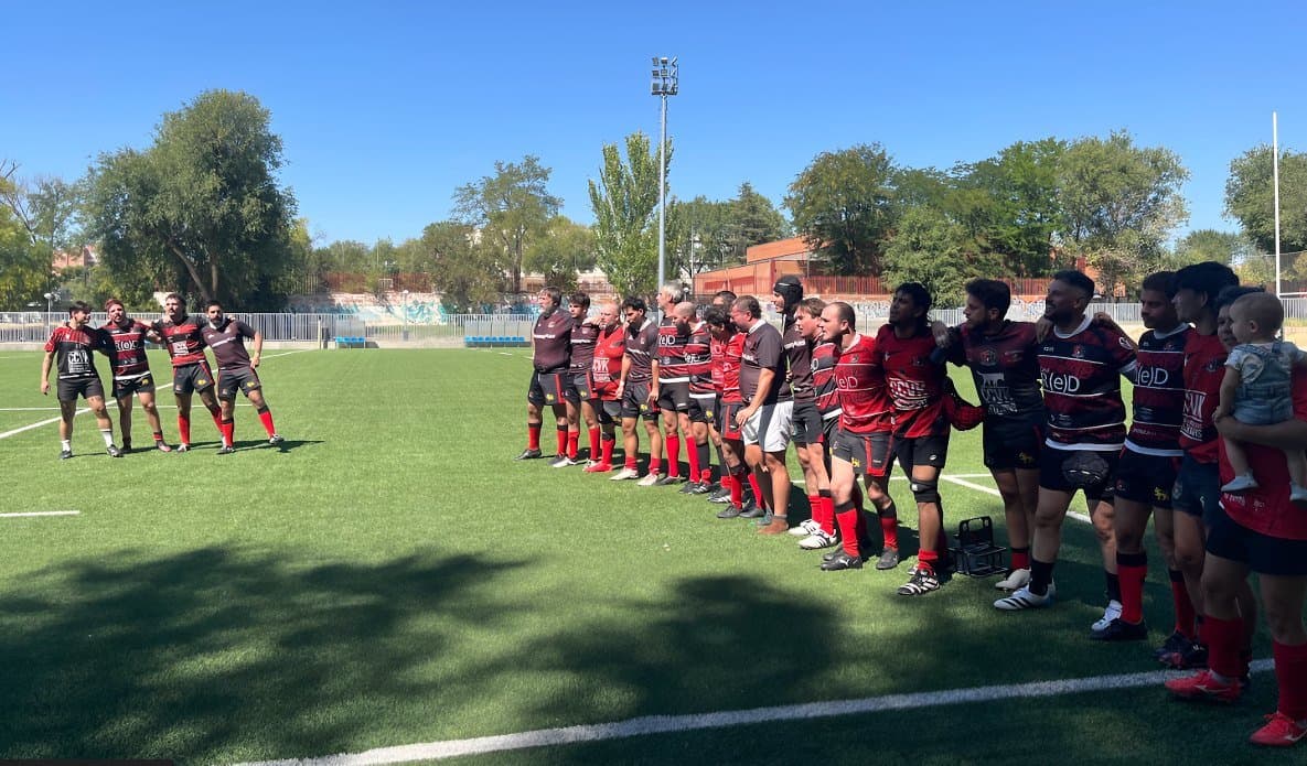 Jugadores del Vallecas Rugby Union en acción durante el partido de sénior masculino contra Veterinaria
